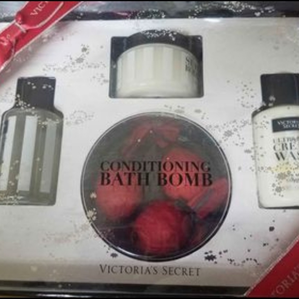 Victoria Secret bath set. Brand new.